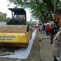 (Sejumlah petugas melakukan kegiatan pemusnahan knalpot racing dengan alat berat (Wales Stump) di area Jalan Bukit Barisan Merdeka Walk Kamis (28/1/2021)