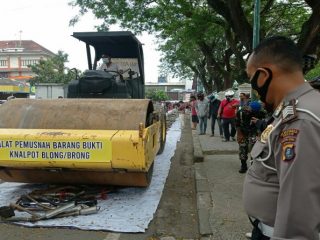 (Sejumlah petugas melakukan kegiatan pemusnahan knalpot racing dengan alat berat (Wales Stump) di area Jalan Bukit Barisan Merdeka Walk Kamis (28/1/2021)