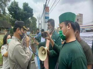 Himpunan Mahasiswa Al Washliyah (HIMMAH) menggelar aksi damai di Mapolda Sumut