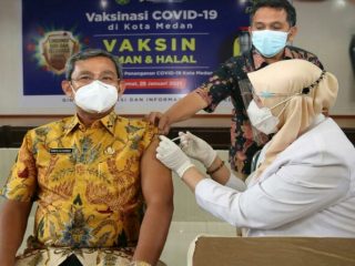 Sekda Kota Medan, Wiriya Alrahman saat divaksin Covid-19 tahap II di Sekretariat Satgas Covid-19 Kota Medan, Jumat (29/1/2021).