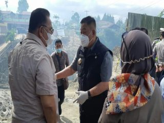 Ketua DPRD Sumut, Baskami Ginting (kiri) saat meninjau jalan amblas di Sitinjo, Dairi.