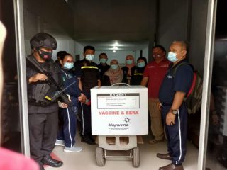 Sebanyak 7.960 vial vaksin Sinovac tiba di Langkat dengan pengawalan ketat pihak kepolisian, Jumat (29/1/2021).