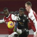 Gelandang MU, Paul Pogba dijepit pemain Arsenal. Laga ini berakhir imbang tanpa gol.