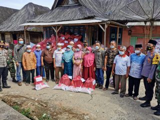 Manajemen PT Sorik Merapi Geothermal Power (PT SMGP) turut bersama jajaran Kepolisian dan TNI setempat saat berbagi kasih di Desa Sibanggor Julu, Kecamatan Puncak Sorik Merapi, Mandailing Natal, Minggu (31/1/2021).