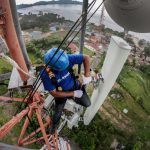 Teknisi XL Axiata melakukan pemeliharaan perangkat BTS di atas tower di sekitar Kawasan Wisata Danau Toba, Samosir, Sumatera Utara. Lokasi-lokasi tujuan wisata mendapatkan perhatian khusus untuk penguatan jaringan,