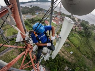 Teknisi XL Axiata melakukan pemeliharaan perangkat BTS di atas tower di sekitar Kawasan Wisata Danau Toba, Samosir, Sumatera Utara. Lokasi-lokasi tujuan wisata mendapatkan perhatian khusus untuk penguatan jaringan,