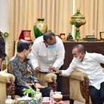Gubsu Edy berbicara dengan Direktur Air Minum Kementerian PUPR Yudha Mediawan dan Plt Walikota Medan Akhyar Nasution di Gubernuran, Jumat (22/1/2021)