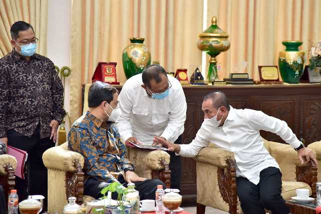Gubsu Edy berbicara dengan Direktur Air Minum Kementerian PUPR Yudha Mediawan dan Plt Walikota Medan Akhyar Nasution di Gubernuran, Jumat (22/1/2021)