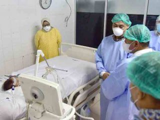 Gubsu Edy saat membesuk kembar siam Adam-Aris di RSUP Adam Malik, Jumat (22/1/2021).