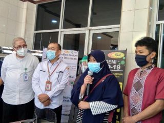 Tim RSUP H Adam Malik dan orang tua bayi kembar siam saat memberikan keterangan pada wartawan, Kamis (21/1/2021).