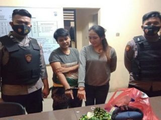 Dua tersangka diamankan Petugas Polrestabes Medan, kemarin. Mereka kedapatan membawa sabu saat ingin membesuk tahanan di sana.(ist)