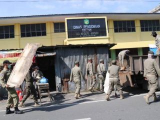 Petugas Satpol PP membongkar lapak pedagang di Jalan Mangkubumi, Medan, Kamis (21/1/2021).