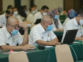 Sejumlah pejabat eselon II di lingkungan Pemko Medan mengisi formulir LHKPN standar dari KPK di Hotel Grand Antares, Rabu(20/1/2021). Foto:ist