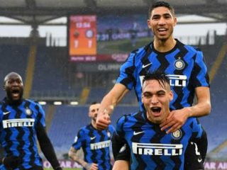 Aschraf Hakimi digendong Lautaro Martinez usai membawa unggul Inter Milan 1-2 atas AS Roma, Minggu (10/1/2021). Tapi laga berakhir 2-2 untuk kedua tim.(goal/kaldera)