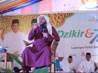 Syekh Ali Jaber saat mengisi tausyiah di PT Bank Sumut beberapa waktu lalu. Syekh Ali Jaber wafat, Kamis (14/1/2021) di Jakarta dan dimakamkan di Tangerang Selatan.(int)