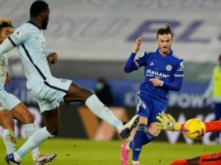 James Maddison mencetak gol kedua Leicester City ke gawang Chelsea. Leicester berada di puncak klasemen sementara.(bolanet)