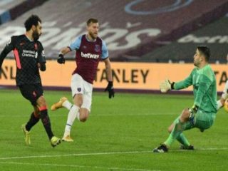 Liverpool kini terus pepet duo Manchester di puncak klasemen