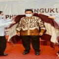 Dewi Juita Purba (kiri) dan Eva Christina Ginting (kanan) memakaikan ulos kepada Ketua BPP PHRI Hariyadi Sukamdani, Sabtu lalu.