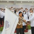 Hariyadi Sukamdani (kiri) saat menyerahkan pataka kepada Denny S Wardhana sebagai Ketua PHRI Sumut periode 2020-2025, kemarin. Dalam kesempatan itu Hariyadi menyampaikan bahwa Kemenkes dan PHRI bekerjasama dalam vaksinasi covid-19 untuk pekerja sektor hotel dan restoran tahap kedua.