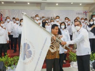 Hariyadi Sukamdani (kiri) saat menyerahkan pataka kepada Denny S Wardhana sebagai Ketua PHRI Sumut periode 2020-2025, kemarin. Dalam kesempatan itu Hariyadi menyampaikan bahwa Kemenkes dan PHRI bekerjasama dalam vaksinasi covid-19 untuk pekerja sektor hotel dan restoran tahap kedua.