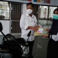 Rektor USU Muryanto Amin memberikan sepeda motor baru pada Nurul Hasanah, mahasiswa Ilmu Komunikasi Fisip USU, yang viral dan lulus sarjana hari ini, Senin (1/2/2021)