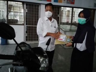 Rektor USU Muryanto Amin memberikan sepeda motor baru pada Nurul Hasanah, mahasiswa Ilmu Komunikasi Fisip USU, yang viral dan lulus sarjana hari ini, Senin (1/2/2021)