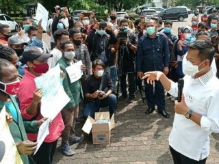 Rektor USU Muryanto Amin saat menerima aspirasi mahasiswa Papua yang kuliah di USU