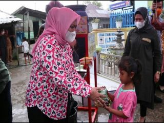 Ketua TP PKK Provinsi Sumut Nawal Lubis menyerahkan bingkisan pada anak di Pantai Labu