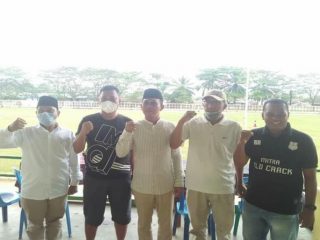 Gus Irawan Pasaribu (tengah) sesaat sebelum membuka kompetisi sepakbola oldcrack usia 40 tahun di Padangsidimpuan