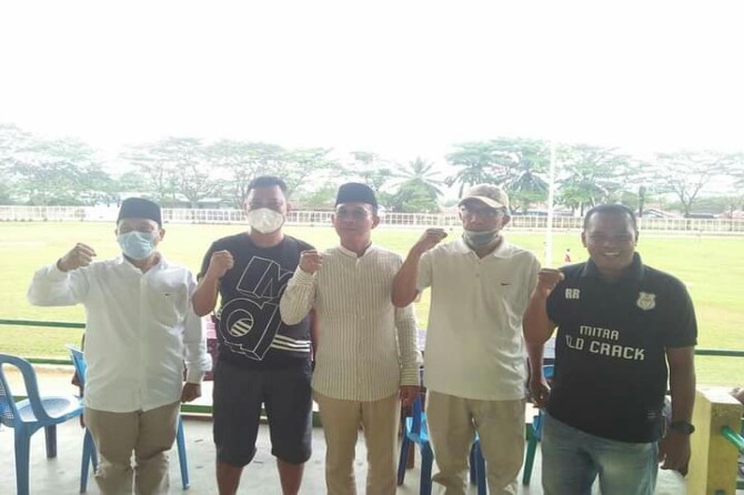 Gus Irawan Pasaribu (tengah) sesaat sebelum membuka kompetisi sepakbola oldcrack usia 40 tahun di Padangsidimpuan
