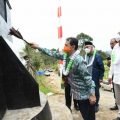 Gus Irawan Pasaribu (kiri) saat berdiri di belakang menyaksikan peresmian tugu Hatabosi di Tapanuli Selatan.
