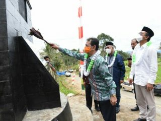 Gus Irawan Pasaribu (kiri) saat berdiri di belakang menyaksikan peresmian tugu Hatabosi di Tapanuli Selatan.