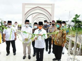 Gus Irawan Pasaribu berdiri di kiri saat peresmian Masjid Agung Syahrun Nur di Komplek Perkantoran Bupati Tapanuli Selatan.