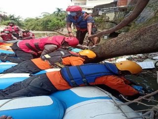 Pencarian hari ketiga terhadap Aldi, 20, warga Kelurahan Sei Mati, Medan Maimun yang melompat ke sungai saat digrebek polisi