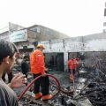 Sebanyak dua kios milik pedagang ayam penyet, Ade,39, yang terletak di Pasar 10 Kecamatan Percut Sei Tuan hangus terbakar