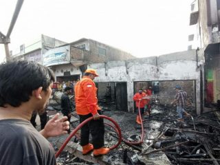 Sebanyak dua kios milik pedagang ayam penyet, Ade,39, yang terletak di Pasar 10 Kecamatan Percut Sei Tuan hangus terbakar