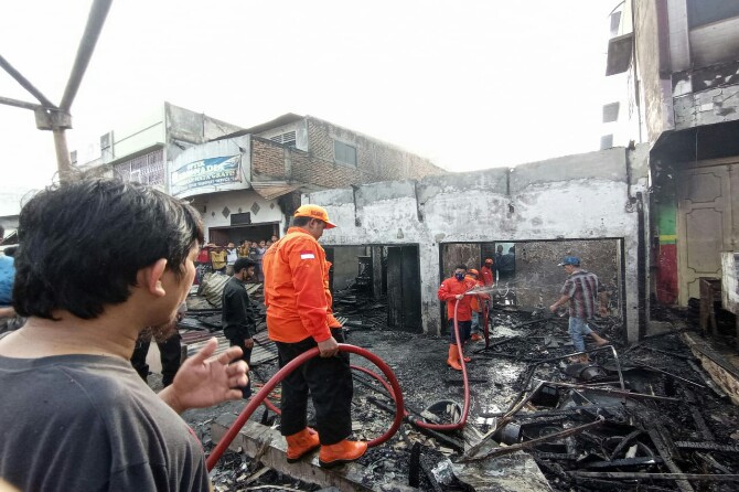 Sebanyak dua kios milik pedagang ayam penyet, Ade,39, yang terletak di Pasar 10 Kecamatan Percut Sei Tuan hangus terbakar