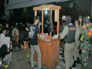Pedagang angkringan di Jalan Ahmad Yani atau juga disebut kawasan Kesawan kembali ditertibkan Tim Satgas COVID-19 Kota Medan