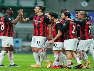 Zlatan Ibrahimovic mencetak dua dari empat gol dalam laga AC Milan vs Crotone
