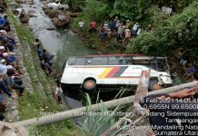 Satu unit Bus Pariwisata dengan nomor polisi BA 7015 OA yang berisikan 15 ASN dan dua supir tercebur kedalam sungai Parlangkitangan sedalam 10 meter