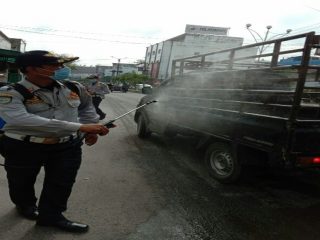 Dinas Perhubungan Kabupaten Asahan melakukan penyemprotan disinfektan kepada pengguna jalan dan angkutan