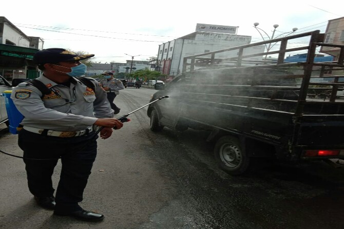 Dinas Perhubungan Kabupaten Asahan melakukan penyemprotan disinfektan kepada pengguna jalan dan angkutan