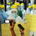 Sejumlah tenaga kesehatan (nakes) menggelar aksi demo di area RSUD dr Pirngadi Medan