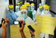 Sejumlah tenaga kesehatan (nakes) menggelar aksi demo di area RSUD dr Pirngadi Medan