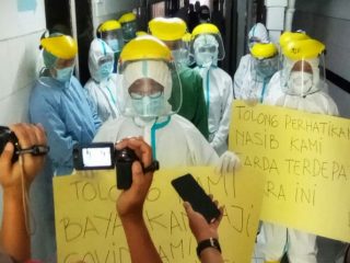 Sejumlah tenaga kesehatan (nakes) menggelar aksi demo di area RSUD dr Pirngadi Medan