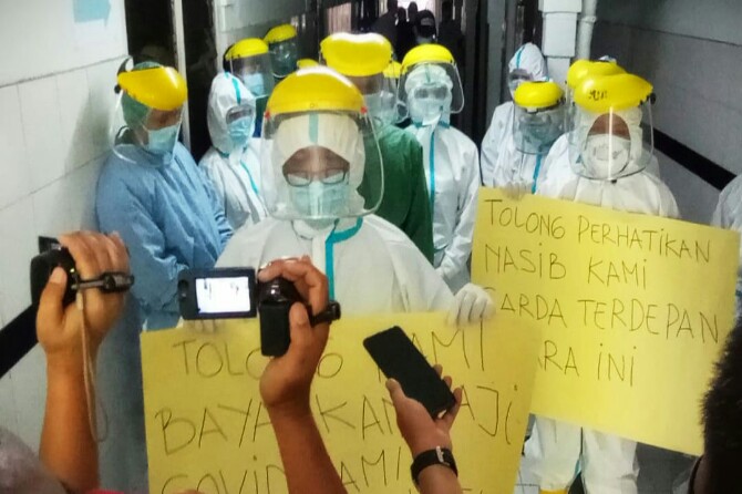 Sejumlah tenaga kesehatan (nakes) menggelar aksi demo di area RSUD dr Pirngadi Medan