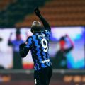 Inter Milan rebut puncak klasemen dari AC Milan setelah memetik kemenangan telak 3-1 atas Lazio