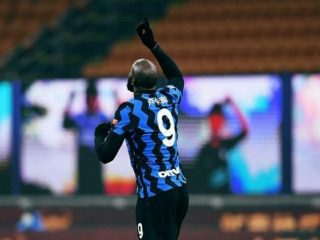 Inter Milan rebut puncak klasemen dari AC Milan setelah memetik kemenangan telak 3-1 atas Lazio
