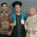 Tita Shavira Harahap diapit kedua orangtuanya Muhammad Taufik Harahap dan Sukenti.