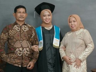 Tita Shavira Harahap diapit kedua orangtuanya Muhammad Taufik Harahap dan Sukenti.
